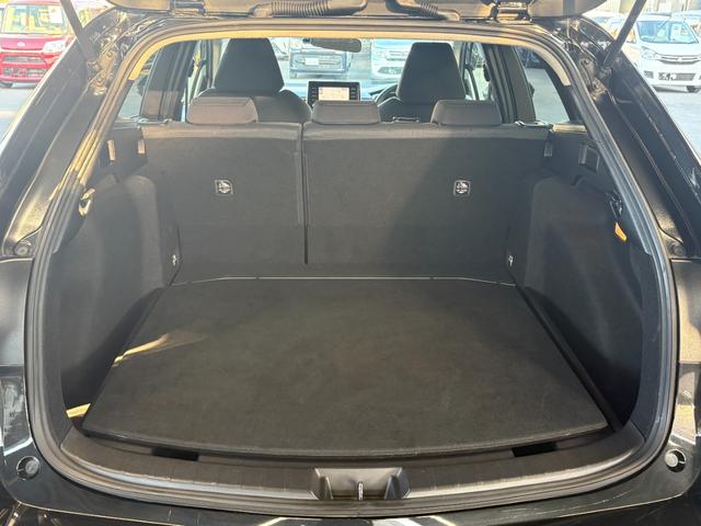 カローラツーリング ハイブリッド　Ｓ　４ＷＤ　衝突軽減　レーンキープ　障害物センサー　アダプティブクルーズ　ナビ　Ｂカメラ　Ｂｌｕｅｔｏｏｔｈオーディオ　ＥＴＣ　ＬＥＤヘッドライト　１６インチＡＷ　スマキー　フルフラット　ＡＢＳ（12枚目）