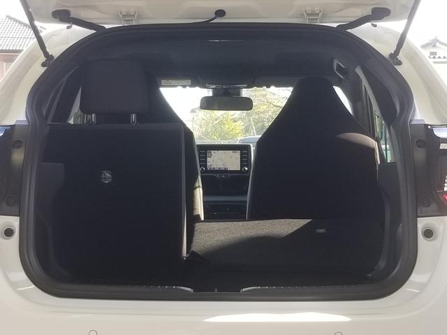 ヤリス ハイブリッドＸ　衝突軽減　レーンキープ　障害物センサー　アダプティブクルーズ　ナビ　Ｂｌｕｅｔｏｏｔｈオーディオ　ＥＴＣ　キーレス　禁煙車　ＡＢＳ　オートハイビーム　オートライト　電格ミラー　運転席エアバッグ（27枚目）