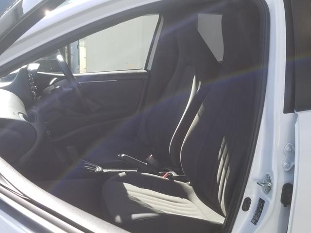 ヤリス ハイブリッドＸ　衝突軽減　レーンキープ　障害物センサー　アダプティブクルーズ　ナビ　Ｂｌｕｅｔｏｏｔｈオーディオ　ＥＴＣ　キーレス　禁煙車　ＡＢＳ　オートハイビーム　オートライト　電格ミラー　運転席エアバッグ（42枚目）