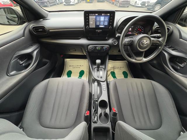 ヤリス Ｘ　衝突軽減　レーンキープ　ナビ　Ｂｌｕｅｔｏｏｔｈオーディオ　ＥＴＣ　スマキー　禁煙車　ＡＢＳ　オートハイビーム　オートライト　電格ミラー　運転席エアバッグ　助手席エアバッグ　サイドエアバッグ　エアコン（3枚目）