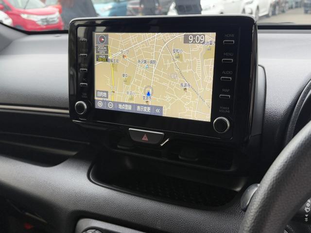 ヤリス Ｘ　衝突軽減　レーンキープ　ナビ　Ｂｌｕｅｔｏｏｔｈオーディオ　ＥＴＣ　スマキー　禁煙車　ＡＢＳ　オートハイビーム　オートライト　電格ミラー　運転席エアバッグ　助手席エアバッグ　サイドエアバッグ　エアコン（4枚目）