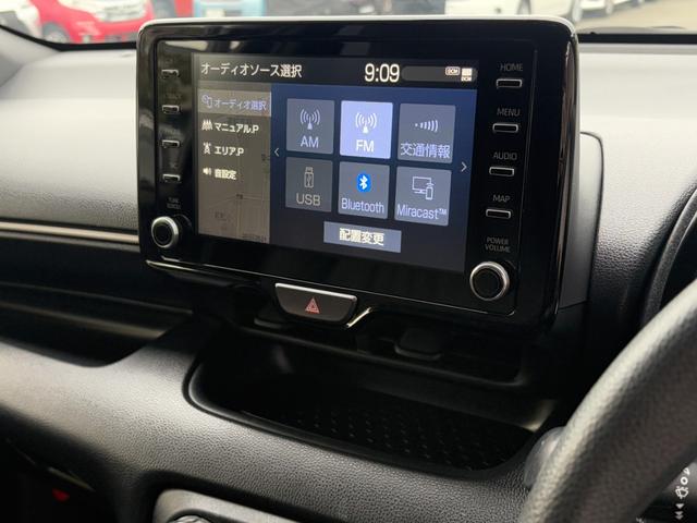 ヤリス Ｘ　衝突軽減　レーンキープ　ナビ　Ｂｌｕｅｔｏｏｔｈオーディオ　ＥＴＣ　スマキー　禁煙車　ＡＢＳ　オートハイビーム　オートライト　電格ミラー　運転席エアバッグ　助手席エアバッグ　サイドエアバッグ　エアコン（5枚目）