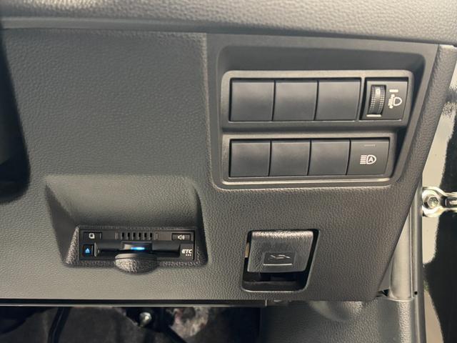 ヤリス Ｘ　衝突軽減　レーンキープ　ナビ　Ｂｌｕｅｔｏｏｔｈオーディオ　ＥＴＣ　スマキー　禁煙車　ＡＢＳ　オートハイビーム　オートライト　電格ミラー　運転席エアバッグ　助手席エアバッグ　サイドエアバッグ　エアコン（6枚目）