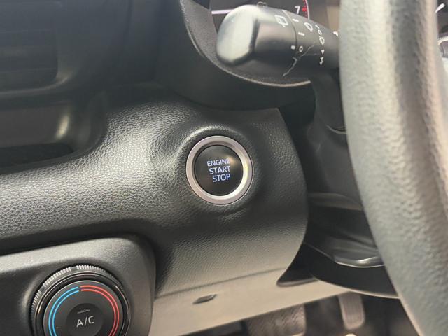 ヤリス Ｘ　衝突軽減　レーンキープ　ナビ　Ｂｌｕｅｔｏｏｔｈオーディオ　ＥＴＣ　スマキー　禁煙車　ＡＢＳ　オートハイビーム　オートライト　電格ミラー　運転席エアバッグ　助手席エアバッグ　サイドエアバッグ　エアコン（8枚目）