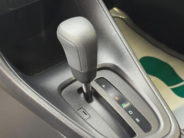 ヤリス Ｘ　衝突軽減　レーンキープ　ナビ　Ｂｌｕｅｔｏｏｔｈオーディオ　ＥＴＣ　スマキー　禁煙車　ＡＢＳ　オートハイビーム　オートライト　電格ミラー　運転席エアバッグ　助手席エアバッグ　サイドエアバッグ　エアコン（34枚目）