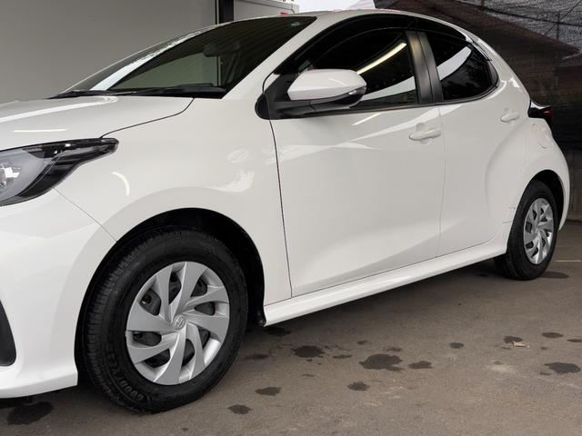 ヤリス ハイブリッドＸ　衝突軽減　レーンキープ　障害物センサー　アダプティブクルーズ　ナビ　Ｂカメラ　Ｂｌｕｅｔｏｏｔｈオーディオ　ＥＴＣ　キーレス　禁煙車　ＡＢＳ　オートハイビーム　オートライト　電格ミラー（22枚目）