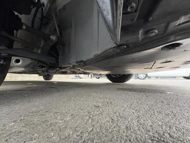 ヤリス ハイブリッドＸ　衝突軽減　レーンキープ　障害物センサー　アダプティブクルーズ　ナビ　Ｂカメラ　Ｂｌｕｅｔｏｏｔｈオーディオ　ＥＴＣ　キーレス　禁煙車　ＡＢＳ　オートハイビーム　オートライト　電格ミラー（25枚目）