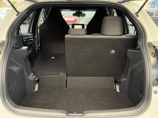 ヤリス ハイブリッドＸ　衝突軽減　レーンキープ　障害物センサー　アダプティブクルーズ　ナビ　Ｂカメラ　Ｂｌｕｅｔｏｏｔｈオーディオ　ＥＴＣ　キーレス　禁煙車　ＡＢＳ　オートハイビーム　オートライト　電格ミラー（28枚目）