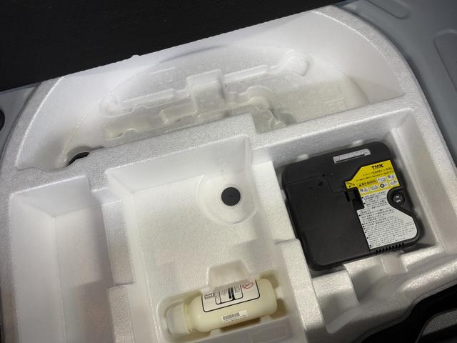 ヤリス ハイブリッドＸ　衝突軽減　レーンキープ　障害物センサー　アダプティブクルーズ　ナビ　Ｂカメラ　Ｂｌｕｅｔｏｏｔｈオーディオ　ＥＴＣ　キーレス　禁煙車　ＡＢＳ　オートハイビーム　オートライト　電格ミラー（40枚目）