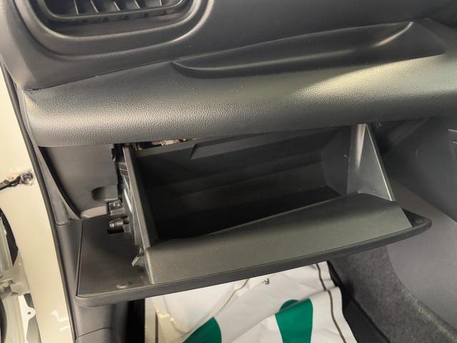 ヤリス ハイブリッドＸ　衝突軽減　レーンキープ　障害物センサー　アダプティブクルーズ　ナビ　Ｂカメラ　Ｂｌｕｅｔｏｏｔｈオーディオ　ＥＴＣ　キーレス　禁煙車　ＡＢＳ　オートハイビーム　オートライト　電格ミラー（41枚目）