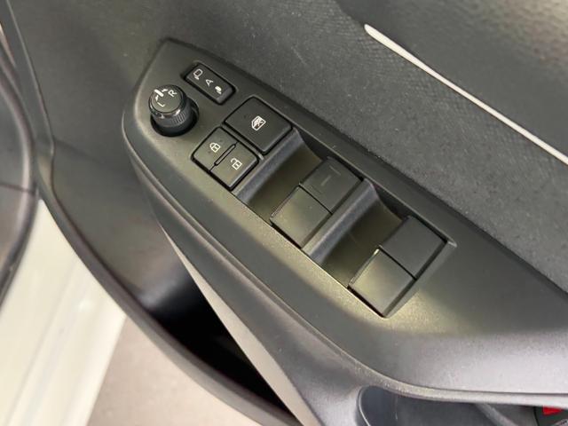 ヤリス ハイブリッドＸ　衝突軽減　レーンキープ　障害物センサー　アダプティブクルーズ　ナビ　Ｂカメラ　Ｂｌｕｅｔｏｏｔｈオーディオ　ＥＴＣ　キーレス　禁煙車　ＡＢＳ　オートハイビーム　オートライト　電格ミラー（42枚目）