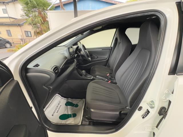 ヤリス ハイブリッドＸ　衝突軽減　レーンキープ　障害物センサー　アダプティブクルーズ　ナビ　Ｂカメラ　Ｂｌｕｅｔｏｏｔｈオーディオ　ＥＴＣ　キーレス　禁煙車　ＡＢＳ　オートハイビーム　オートライト　電格ミラー（43枚目）