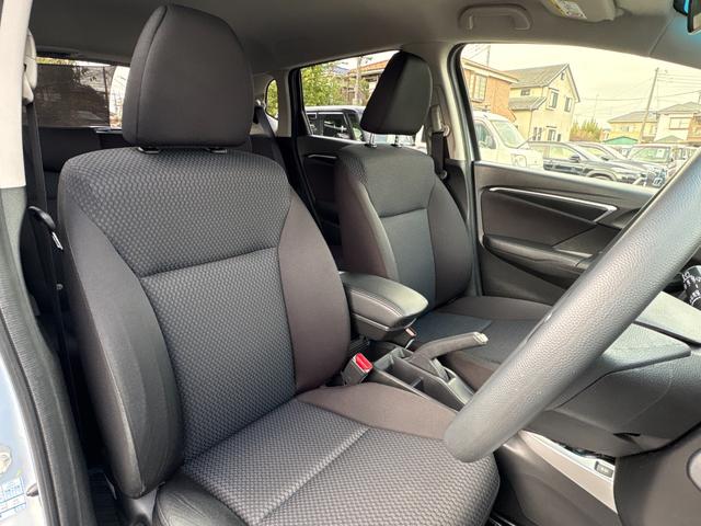 フィット 13G・F ナビ フルセグ Bカメラ Bluetoothオーディオ ETC Iストップ 14インチAW スマキー 禁煙車 フルフラット 横滑り防止 ABS 電格ミラー CD DVD再生(12枚目)