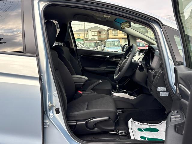 フィット 13G・F ナビ フルセグ Bカメラ Bluetoothオーディオ ETC Iストップ 14インチAW スマキー 禁煙車 フルフラット 横滑り防止 ABS 電格ミラー CD DVD再生(31枚目)