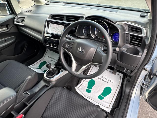 フィット 13G・F ナビ フルセグ Bカメラ Bluetoothオーディオ ETC Iストップ 14インチAW スマキー 禁煙車 フルフラット 横滑り防止 ABS 電格ミラー CD DVD再生(32枚目)