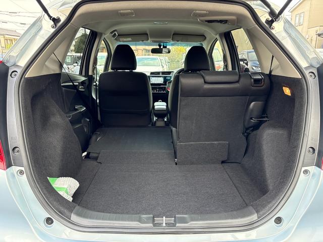 フィット 13G・F ナビ フルセグ Bカメラ Bluetoothオーディオ ETC Iストップ 14インチAW スマキー 禁煙車 フルフラット 横滑り防止 ABS 電格ミラー CD DVD再生(36枚目)