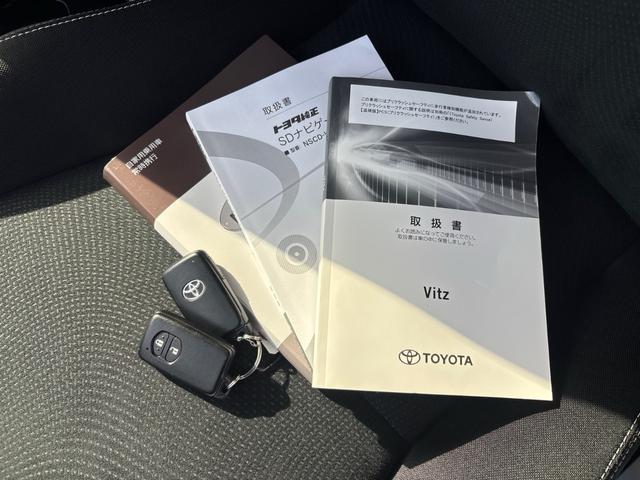 ヴィッツ ハイブリッドＵ　衝突軽減　レーンキープ　シートヒーター　ナビ　ワンセグ　Ｂカメラ　Ｂｌｕｅｔｏｏｔｈオーディオ　ＥＴＣ　ＨＩＤ　１５インチＡＷ　スマキー　禁煙車　記録簿　フルフラット　ＡＢＳ　オートハイビーム（24枚目）