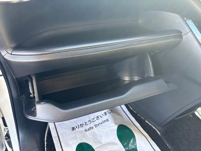 ノア ハイブリッドＳｉ　ダブルバイビーＩＩ　後期型　衝突軽減　レーンキープ　障害物センサー　オートクルーズ　両側電動　ハーフレザー　シートヒーター　ナビ　フルセグ　Ｂカメラ　Ｂｌｕｅｔｏｏｔｈオーディオ　ＥＴＣ２．０　ＬＥＤヘッドライト（43枚目）