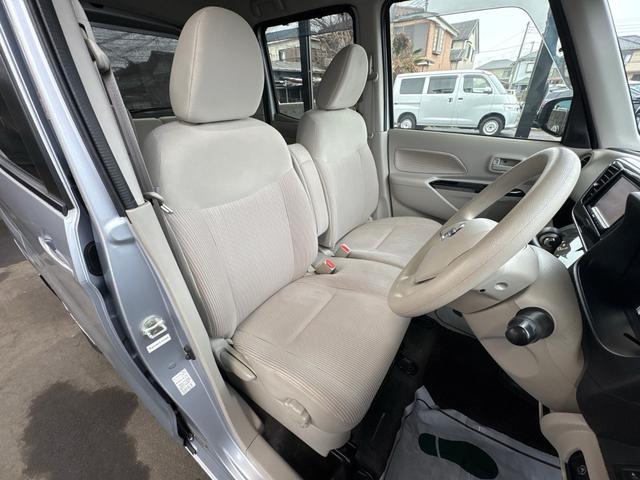 ���X�̖ڂ̑O�Ɂu�����w�Z������v�Ƃ����o�X�₪�������܂��B�w����͏����������������܂��̂ŁA�d�Ԃł��z���̍ۂ̓o�X�������p�����ƃX���[�Y�ł��B