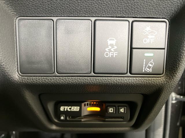 ステップワゴンスパーダ スパーダホンダセンシング　ＥＴＣ２．０ナビ（ＶＸＵ？２１７ＳＷｉ）ＣＤ　ＤＶＤ　ＴＶ（フルセグ）ブルートゥース　ミュージックラック　ＵＳＢ　前後ドライブレコーダー　両側電動スライドドア　パドルシフト　盗難防止　助手席エアバッグ（16枚目）