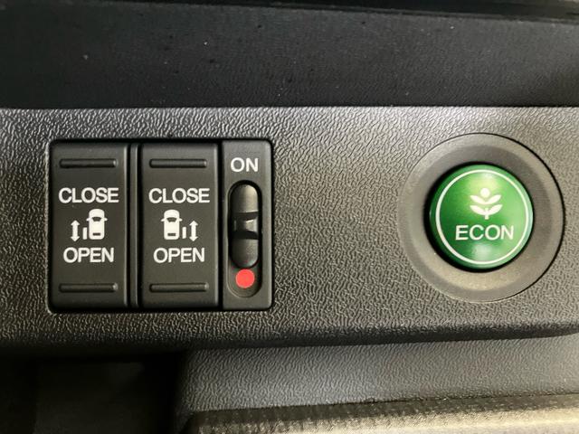 ステップワゴンスパーダ スパーダホンダセンシング　ＥＴＣ２．０ナビ（ＶＸＵ？２１７ＳＷｉ）ＣＤ　ＤＶＤ　ＴＶ（フルセグ）ブルートゥース　ミュージックラック　ＵＳＢ　前後ドライブレコーダー　両側電動スライドドア　パドルシフト　盗難防止　助手席エアバッグ（18枚目）