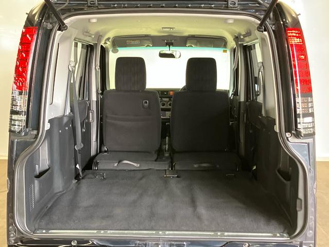 後部座席を前方に倒せば、大きなお荷物も手軽に積み込めます。