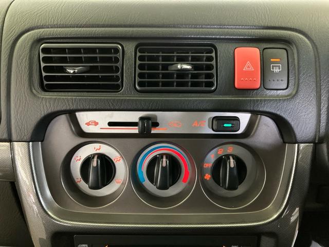 マニュアルエアコン仕様になります。