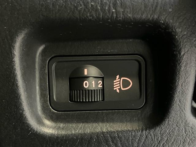 ヘッドライトの光軸を段階調整できます。