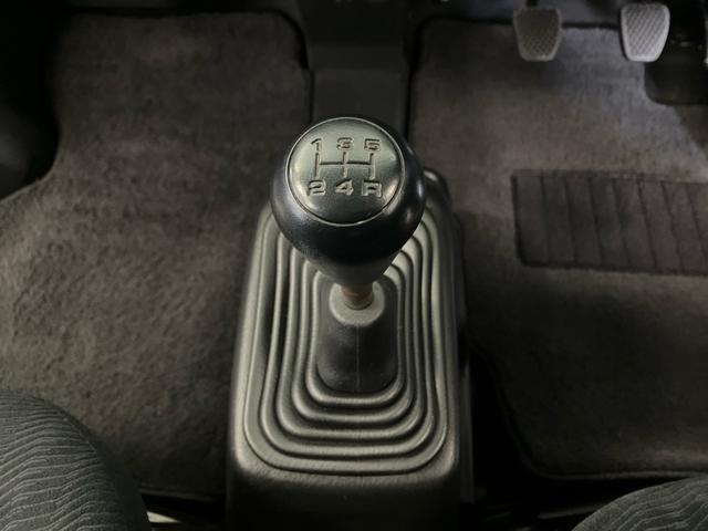 珍しい５速マニュアルトランスミッションになります。