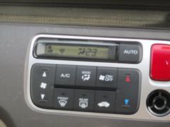 温度設定のみセットして頂ければ、車外気温に合わせて車内の温度を快適に保ってくれるオートエアコン機能付き！ 4