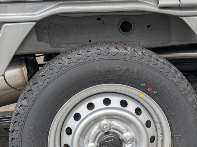 キャリイトラック ＫＣ　キーレスキー　助手席エアバック　禁煙　切替４ＷＤ　パワーウインドー　エアバック　パワステ　ＡＢＳ付　ＡＣ　横滑り防止　メンテナンスノート（18枚目）