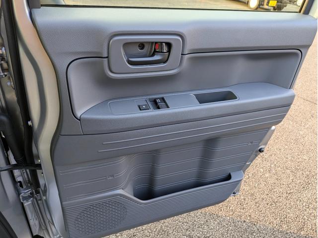 ☆ご納車前準備☆　お客様の安心安全の為にご納車前の準備にも力を入れております！　整備士と営業が連携して確認しております。中古車は修復歴がないか・内外装の清掃・部品の確認交換をしています