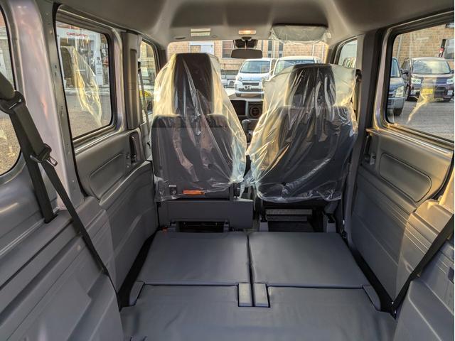 ☆ご納車前準備☆　お客様の安心安全の為にご納車前の準備にも力を入れております！　整備士と営業が連携して確認しております。中古車は修復歴がないか・内外装の清掃・部品の確認交換をしています