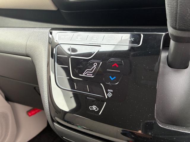 デイズ Ｘ　純正ナビＴＶフルセグ　アラウンドビューモニター　ＥＴＣ　エマージェンシーブレーキ　純正１４インチアルミホイール　新車整備保証書　禁煙車　スマートキー　コーナーソナー　フルオートエアコン　衝突安全ボディ（17枚目）