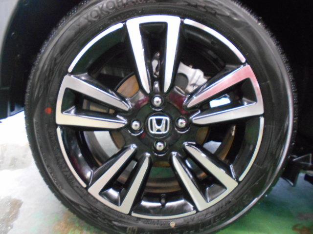 フィット e:HEVRS 弊社元試乗車 禁煙 9INナビ リアカメラ 前4ドライブレコーダー サイドカーテンエアバッグ Bluetoothオーディオ接続 フルセグTV CD DVD ミュージックラック ETC アルミホイール(31枚目)