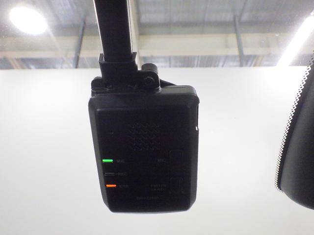 フィット ｅ：ＨＥＶホーム　元当社試乗車　禁煙　前ドライブレコーダー　ホンダコネクト９インチナビ　リアカメラ　前ドライブレコーダー　サイドカーテンエアバッグ　ＥＴＣ　Ｂｌｕｅｔｏｏｔｈ接続　ＣＤ　ＤＶＤ　ミュージックラック（5枚目）