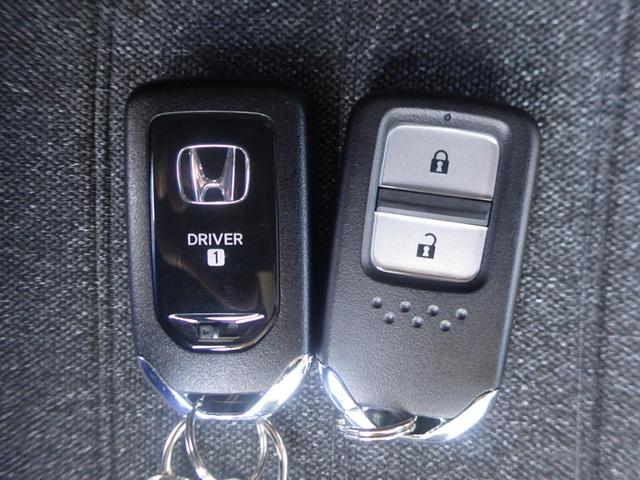 フィット ｅ：ＨＥＶホーム　元当社試乗車　禁煙　前ドライブレコーダー　ホンダコネクト９インチナビ　リアカメラ　前ドライブレコーダー　サイドカーテンエアバッグ　ＥＴＣ　Ｂｌｕｅｔｏｏｔｈ接続　ＣＤ　ＤＶＤ　ミュージックラック（8枚目）