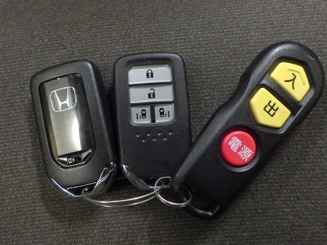 ステップワゴン G車いす仕様車3列目乗車タイプ 車いす3列目乗車タイプ 禁煙 ワンオーナー 8インチナビ リアカメラ社外製アルミホイール CD DVD ミュージックラック Bluetooth接続 両側電動スライドドア 室内天井部に加工跡の穴有り。(15枚目)