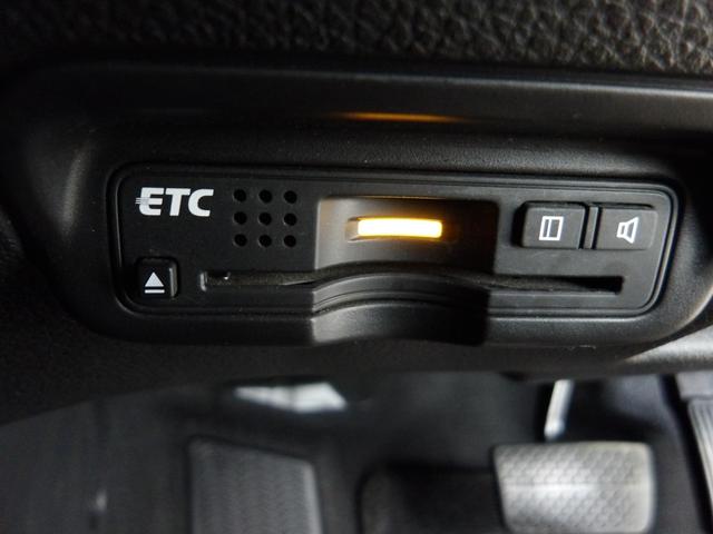 ヴェゼル Ｘ　禁煙ワンオーナー　ガソリン車　純正ナビ　リアカメラ　衝突軽減ブレーキ　横滑り防止装置　ＬＥＤライト　ＥＴＣ　クルーズコントロール　フルセグＴＶ　ＣＤ　ＤＶＤ　ＵＳＢ　サイドカーテンエアバッグ　－　ＰＳ（4枚目）