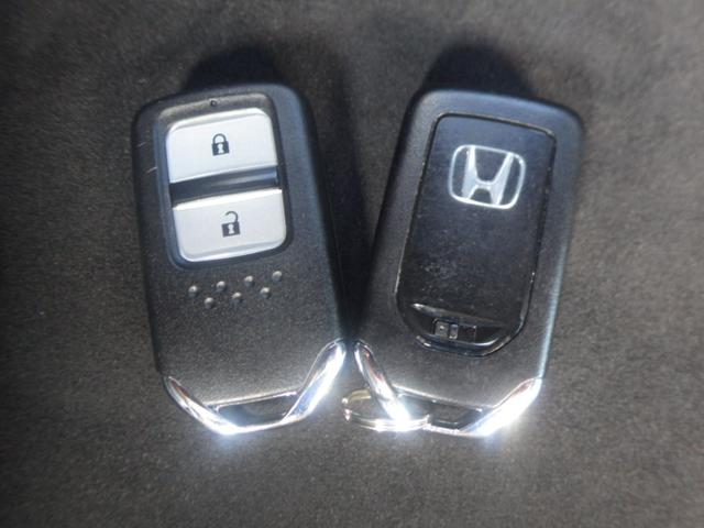 ヴェゼル Ｘ　禁煙ワンオーナー　ガソリン車　純正ナビ　リアカメラ　衝突軽減ブレーキ　横滑り防止装置　ＬＥＤライト　ＥＴＣ　クルーズコントロール　フルセグＴＶ　ＣＤ　ＤＶＤ　ＵＳＢ　サイドカーテンエアバッグ　－　ＰＳ（13枚目）