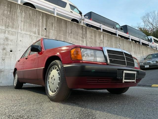 １９０Ｅ　ディーラー車　左ハンドル　ブラックレザーシート　運転席エアバッグ　ディーラー整備記録簿３１枚　整備手帳・取扱説明書・当時物ブックケース／カラーＮｏ．５６８シグナルレッド同色オールペント済(4枚目)