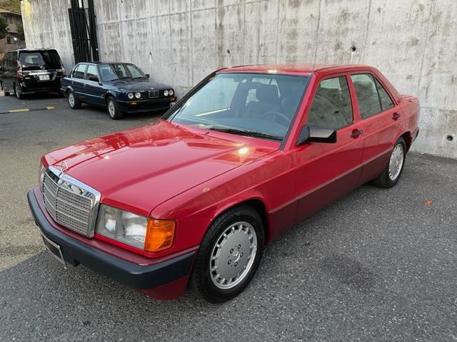 １９０Ｅ　ディーラー車　左ハンドル　ブラックレザーシート　運転席エアバッグ　ディーラー整備記録簿３１枚　整備手帳・取扱説明書・当時物ブックケース／カラーＮｏ．５６８シグナルレッド同色オールペント済(11枚目)