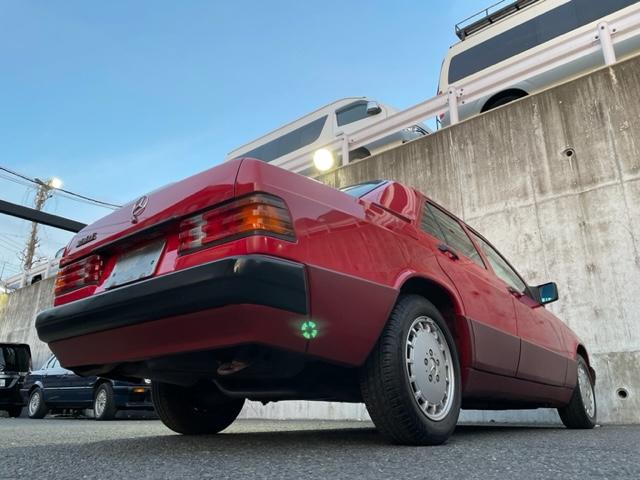 １９０Ｅ　ディーラー車　左ハンドル　ブラックレザーシート　運転席エアバッグ　ディーラー整備記録簿３１枚　整備手帳・取扱説明書・当時物ブックケース／カラーＮｏ．５６８シグナルレッド同色オールペント済(24枚目)