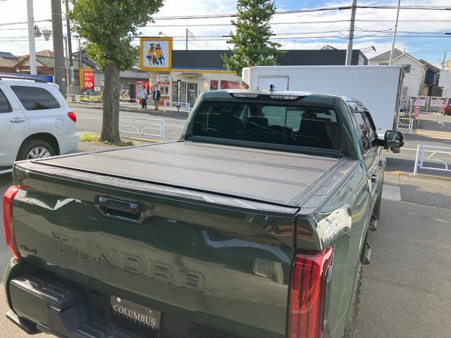 タンドラ クルーマックス SR5 新車並行車 クル-マックス TRDスポーツプレミアムPKG 純正ディスプレイオーディオ トヨタセーフティセンス LEDヘッドライト LEDテールレンズ 20インチ専用ホイール ビルシュタインショック(24枚目)