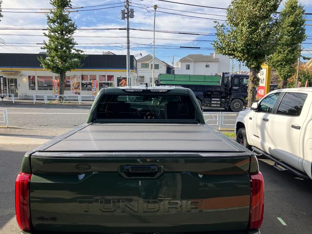 タンドラ クルーマックス SR5 新車並行車 クル-マックス TRDスポーツプレミアムPKG 純正ディスプレイオーディオ トヨタセーフティセンス LEDヘッドライト LEDテールレンズ 20インチ専用ホイール ビルシュタインショック(25枚目)