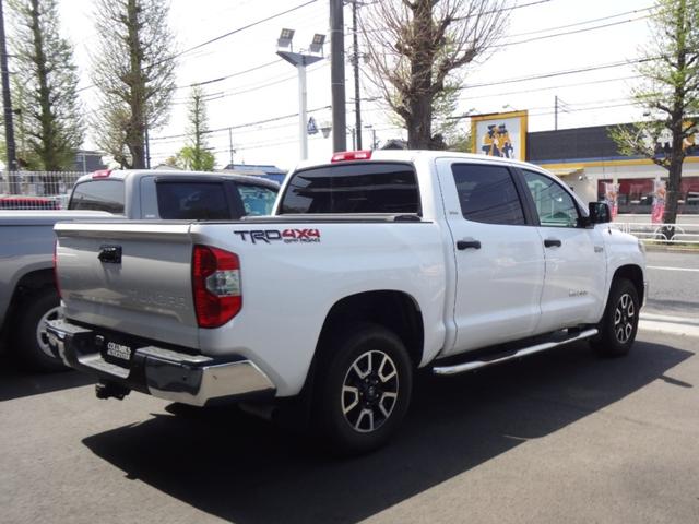 タンドラ クルーマックス　ＳＲ５　新車並行車　ＴＵＮＤＲＡ　ＴＲＤオフロードＰＫＧ　ＴＯＹＯＴＡセーフティセンス安全装備　Ｆシートヒーター　サンルーフ　トノカバー　１８インチＡＷ　ＬＥＤヘッドライト　ＥＴＣ（7枚目）