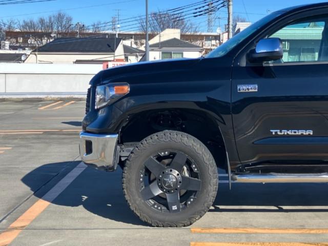 タンドラ クルーマックス　ＳＲ５　新車並行車　１オーナー車　Ｖ８　４ＷＤ　フロントベンチシート　ベンコラ　６人乗　リフトアップ　デジタルインナーミラー／前後カメラ　トノカバー　２０ＡＷ　ＥＴＣ　電動格納ミラー　Ｆ／Ｓカメラ（6枚目）