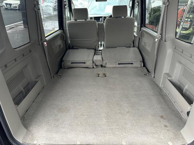 後部座席シート部分はフルフラット状態になります♪