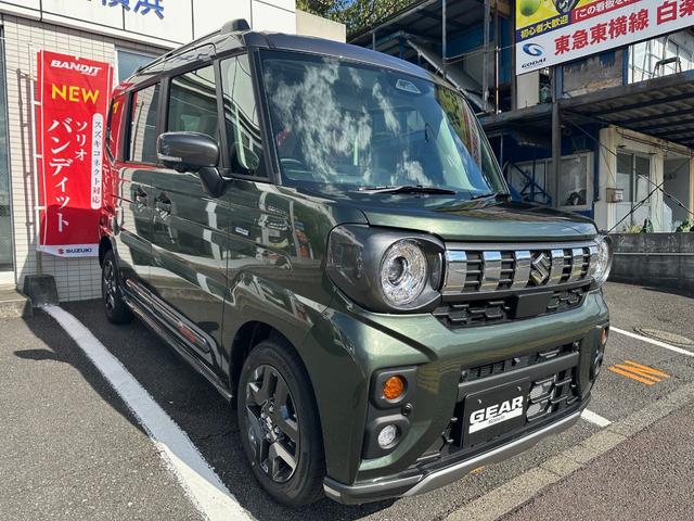 スペーシアギア ハイブリッドＸＺ　ターボ　未登録車　新車　スズキセーフティサポート　全方位モニター付９インチメモリーナビ　新車メーカー保証　マイルドハイブリッド　両側パワースライドドア　電動パーキングブレーキ　ＡＣＣ　オットマン付き（4枚目）
