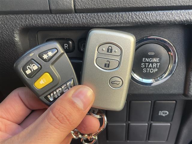 ランドクルーザープラド TX 4WD/社外7型ナビ/フルセグTV/バックカメラ/ビルトインETC/前後ドラレコ/GPSレーダー/VAPERセキュリティ/純正17AW/LEDライト/フォグ/純正フロアマット/ドアバイザー/電格ミラー(3枚目)